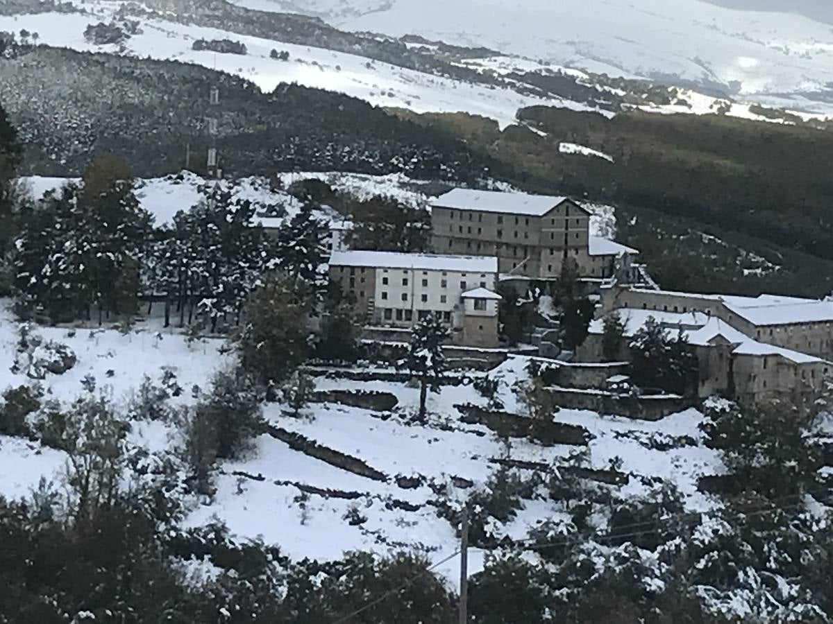 Las nevadas del fin de semana dejan impresionantes imágenes de pueblos teñidos de blanco en el sur de Cantabria. Desde Arroyo a Bustasur, un recorrido por estos paisajes de un invierno adelantado