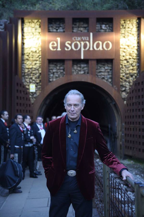 Imagen de archivo de Bertín Osborne, cuando dio su concierto en la Cueva del Soplao en 2016.