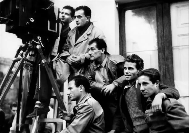 Visconti y su equipo durante el rodaje de 'Terra trema'. 