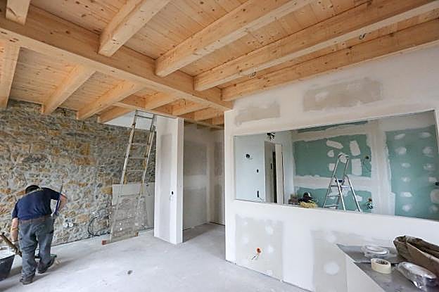 Un albañil trabaja en la rehabilitación parcial de una vivienda, en una imagen de archivo.