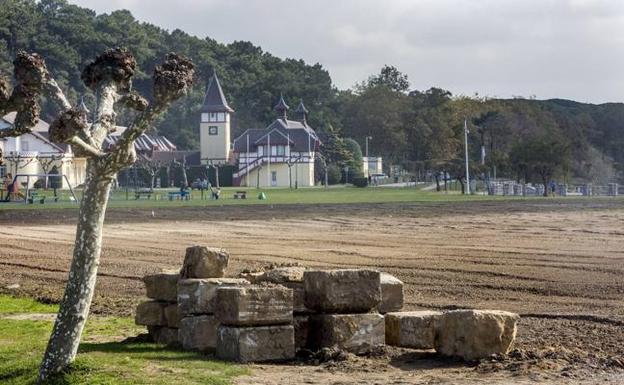 Aspecto de la campa en pleno proceso de regeneración.En primer término, los bloques de hormigón que han sido descubiertos enterrados. :