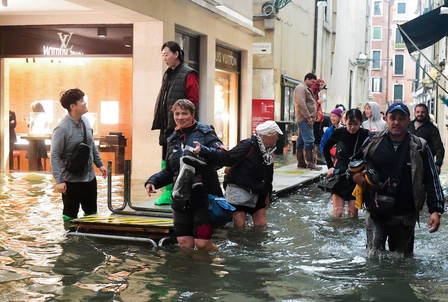 Nueve personas han fallecido en Italia a causa del temporal de fuertes vientos y lluvias torrenciales que mantiene en alerta a varias regiones del país, después de la caída de árboles y el desbordamiento de algunos ríos, según los medios italianos.