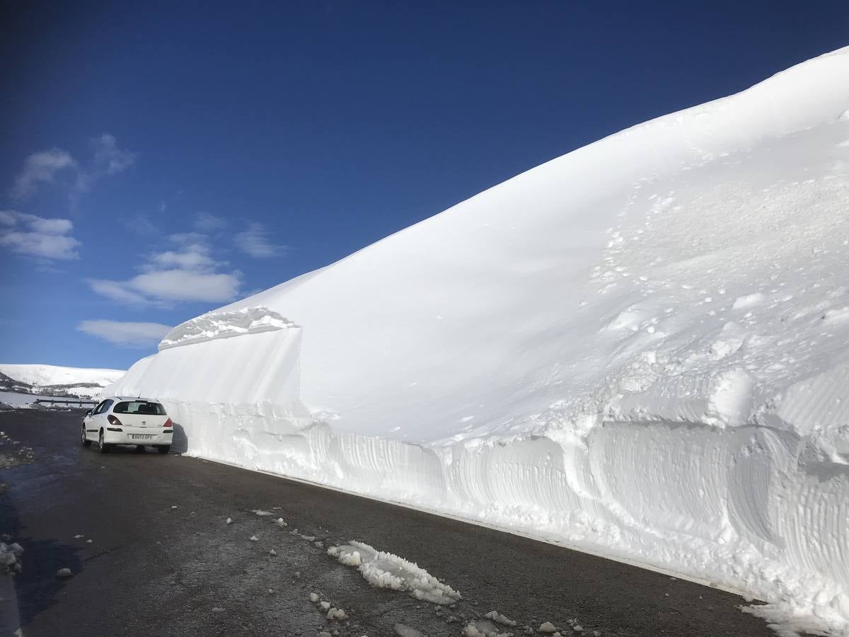 Fotos: Nieve en el puerto de Palombera