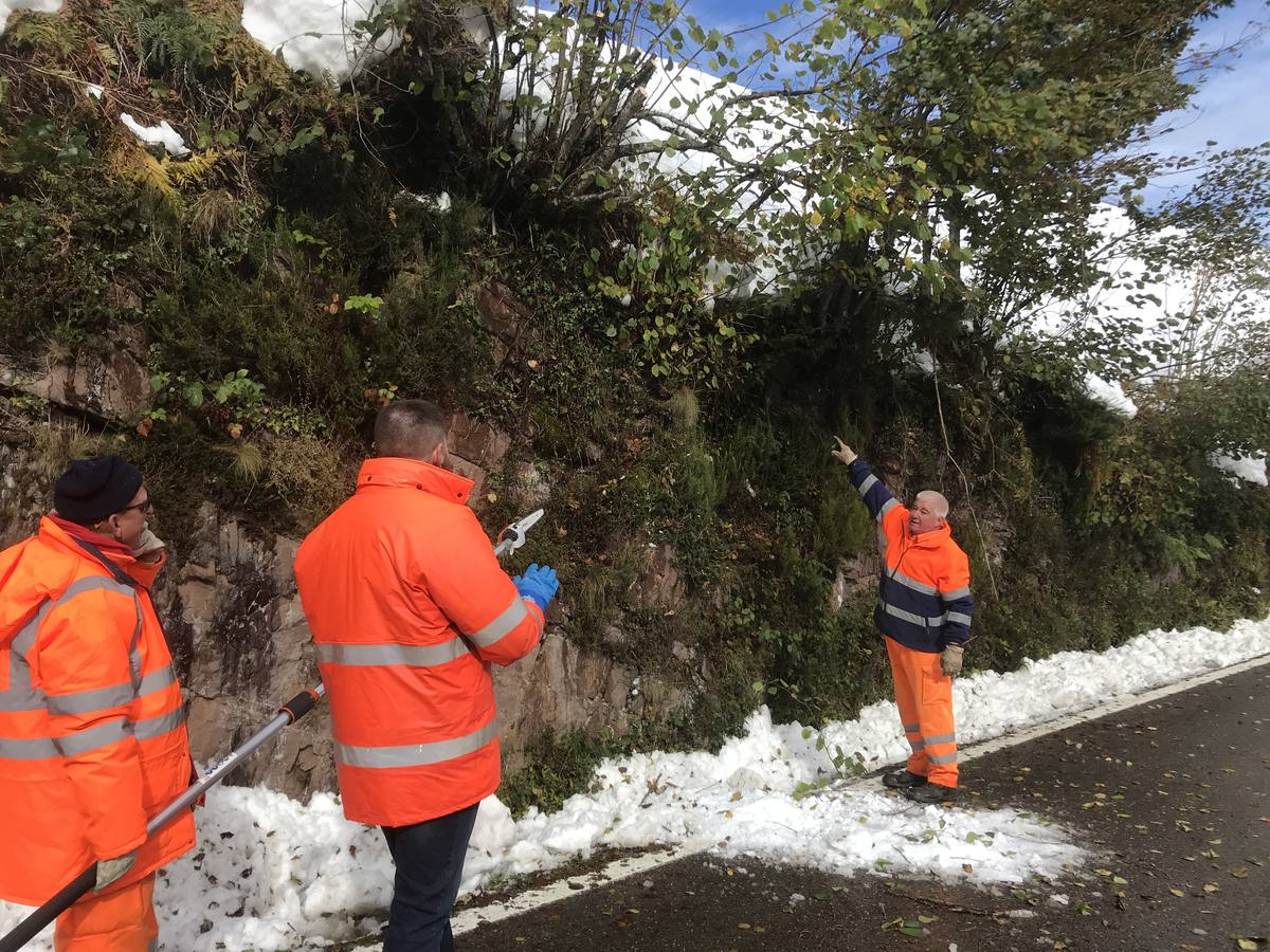 Fotos: Nieve en el puerto de Palombera