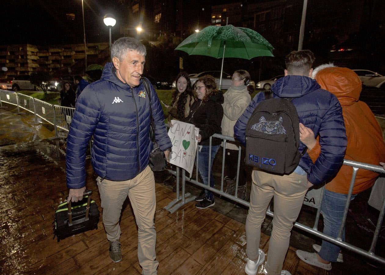 Fotos: El Betis llega a Santander