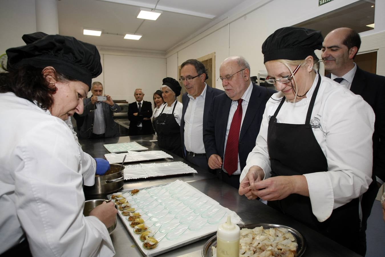 Fotos: Clausurado en Torrelavega un taller de empleo tras formar en hostelería a 30 parados de larga duración