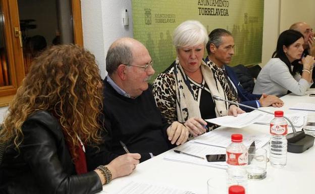 En primer término, los concejales de Torrelavega Sí, Ana Pila, Arturo Roiz y Blanca Rosa Gómez Morante, ayer durante el pleno. 