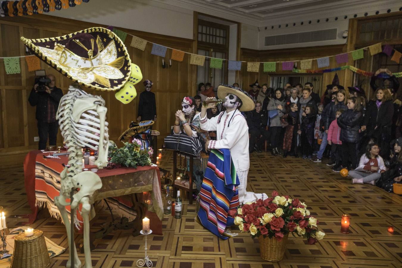 El Palacio de La Magdalena vive su particular Halloween con homenajes a la noche de los difuntos en el mundo