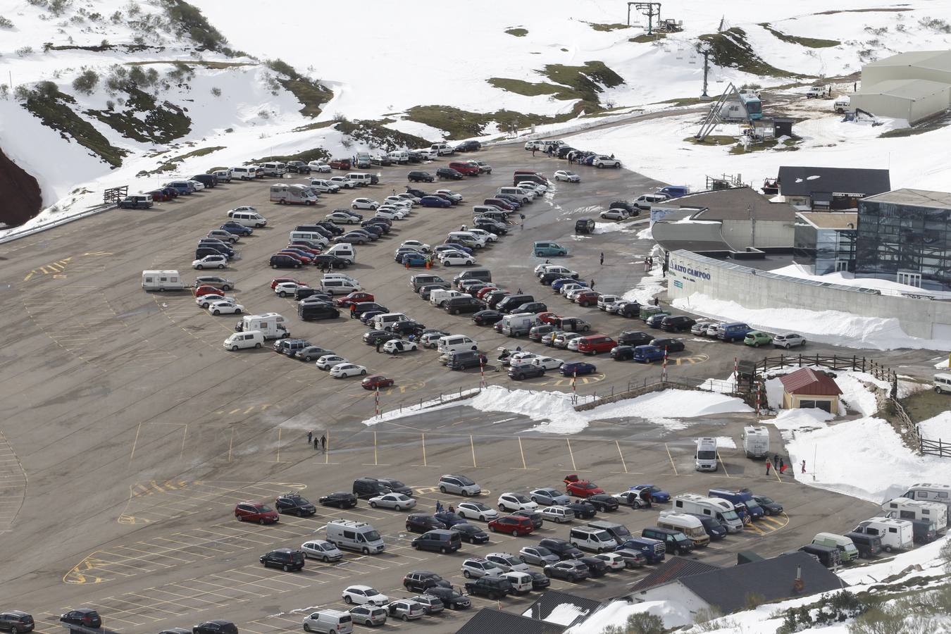 Fotos: Primeros esquiadores en la Estación de Alto Campoo