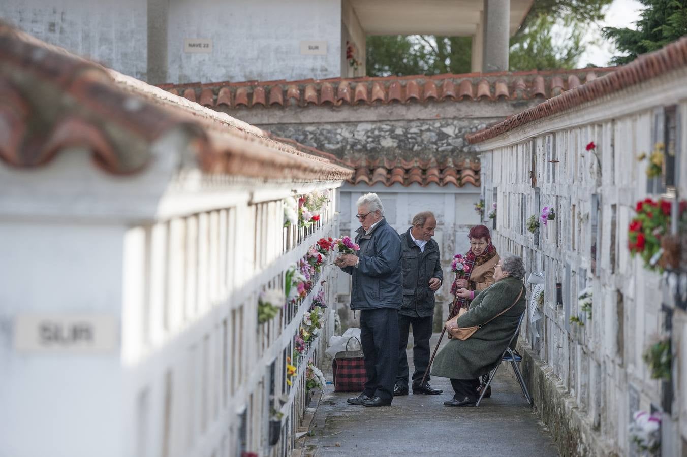 Imágenes de los cementerios de Ciriego (Santander) y del camposanto de Torrelavega, este 1 de noviembre