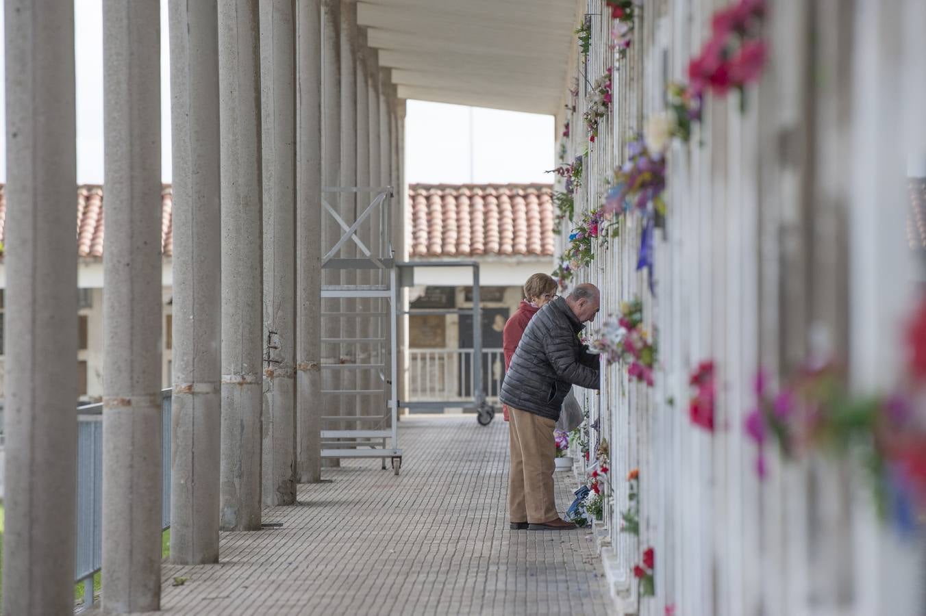 Imágenes de los cementerios de Ciriego (Santander) y del camposanto de Torrelavega, este 1 de noviembre