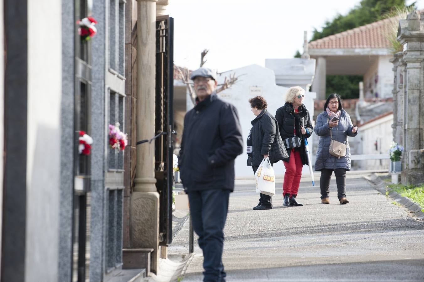 Imágenes de los cementerios de Ciriego (Santander) y del camposanto de Torrelavega, este 1 de noviembre