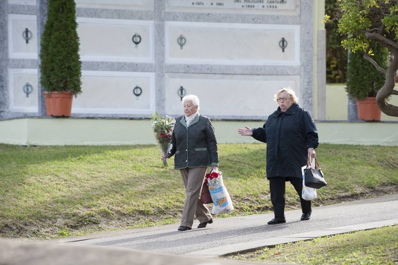 Imágenes de los cementerios de Ciriego (Santander) y del camposanto de Torrelavega, este 1 de noviembre