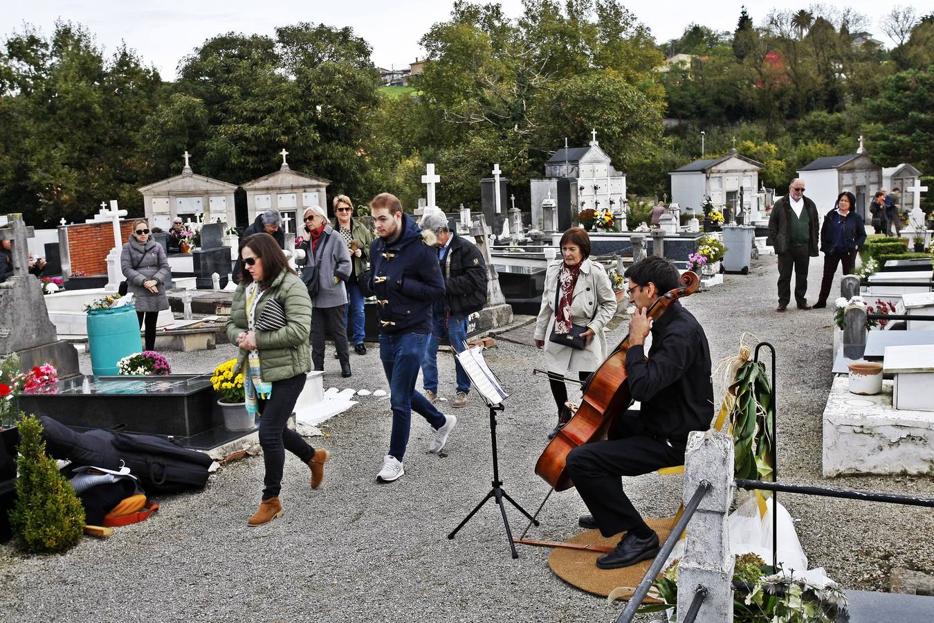 Imágenes de los cementerios de Ciriego (Santander) y del camposanto de Torrelavega, este 1 de noviembre