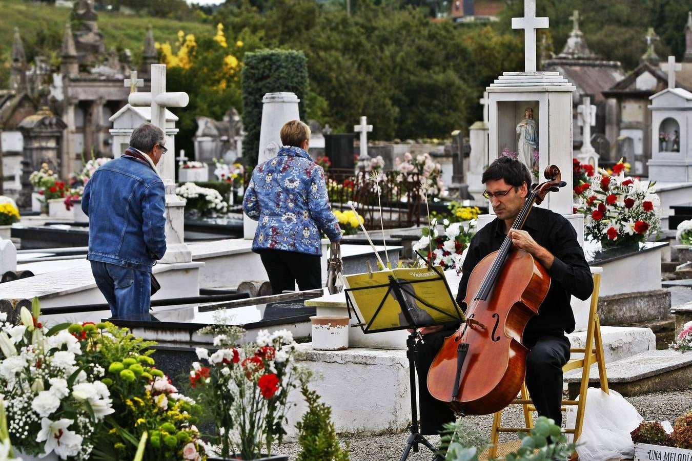 Imágenes de los cementerios de Ciriego (Santander) y del camposanto de Torrelavega, este 1 de noviembre