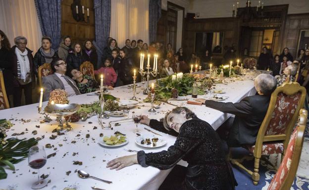 El público vivió una visita diferente y terrorífica del Palacio de La Magdalena con los montajes teatrales de la compañía 'Arte en Escena'. 