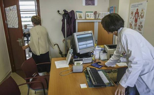 Una paciente sale de la consulta de su médico de cabecera.