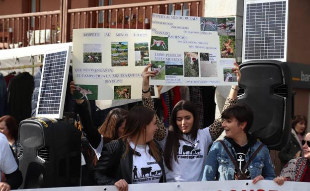 Protesta de los ganaderos y sus familias este jueves en Arredondo.