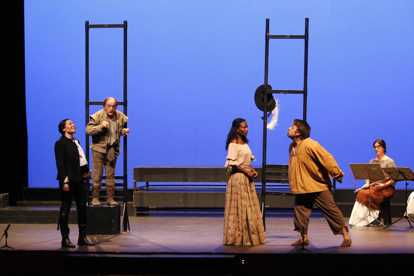 Como es tradición en Torrelavega, anoche, 31 de noviembre, el público se volvió a congregar para disfrutar de una representación del Don Juan de Noviembre, esta vez, a cargo de la Machina Teatro que ofreció una versión dirigida por Rosa Casuso.En esta ocasión, la puesta en escena fue en el TMCE, debido a la lluvia, con la peculiaridad de que Don Juan fue interpretado por una mujer, Patricia Cercas.