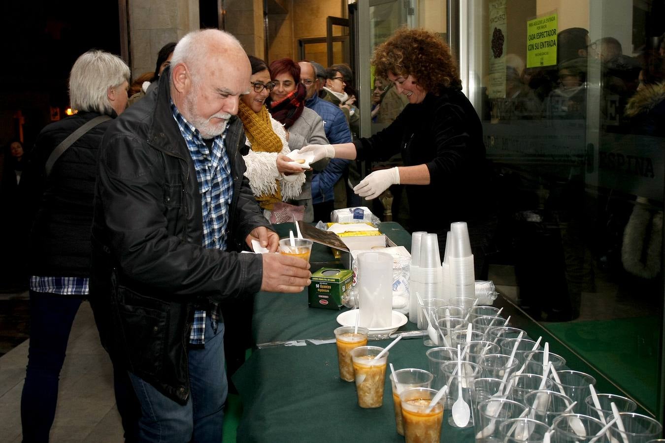 Como es tradición en Torrelavega, anoche, 31 de noviembre, el público se volvió a congregar para disfrutar de una representación del Don Juan de Noviembre, esta vez, a cargo de la Machina Teatro que ofreció una versión dirigida por Rosa Casuso.En esta ocasión, la puesta en escena fue en el TMCE, debido a la lluvia, con la peculiaridad de que Don Juan fue interpretado por una mujer, Patricia Cercas.