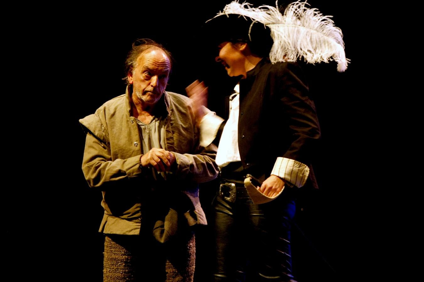 Como es tradición en Torrelavega, anoche, 31 de noviembre, el público se volvió a congregar para disfrutar de una representación del Don Juan de Noviembre, esta vez, a cargo de la Machina Teatro que ofreció una versión dirigida por Rosa Casuso.En esta ocasión, la puesta en escena fue en el TMCE, debido a la lluvia, con la peculiaridad de que Don Juan fue interpretado por una mujer, Patricia Cercas.