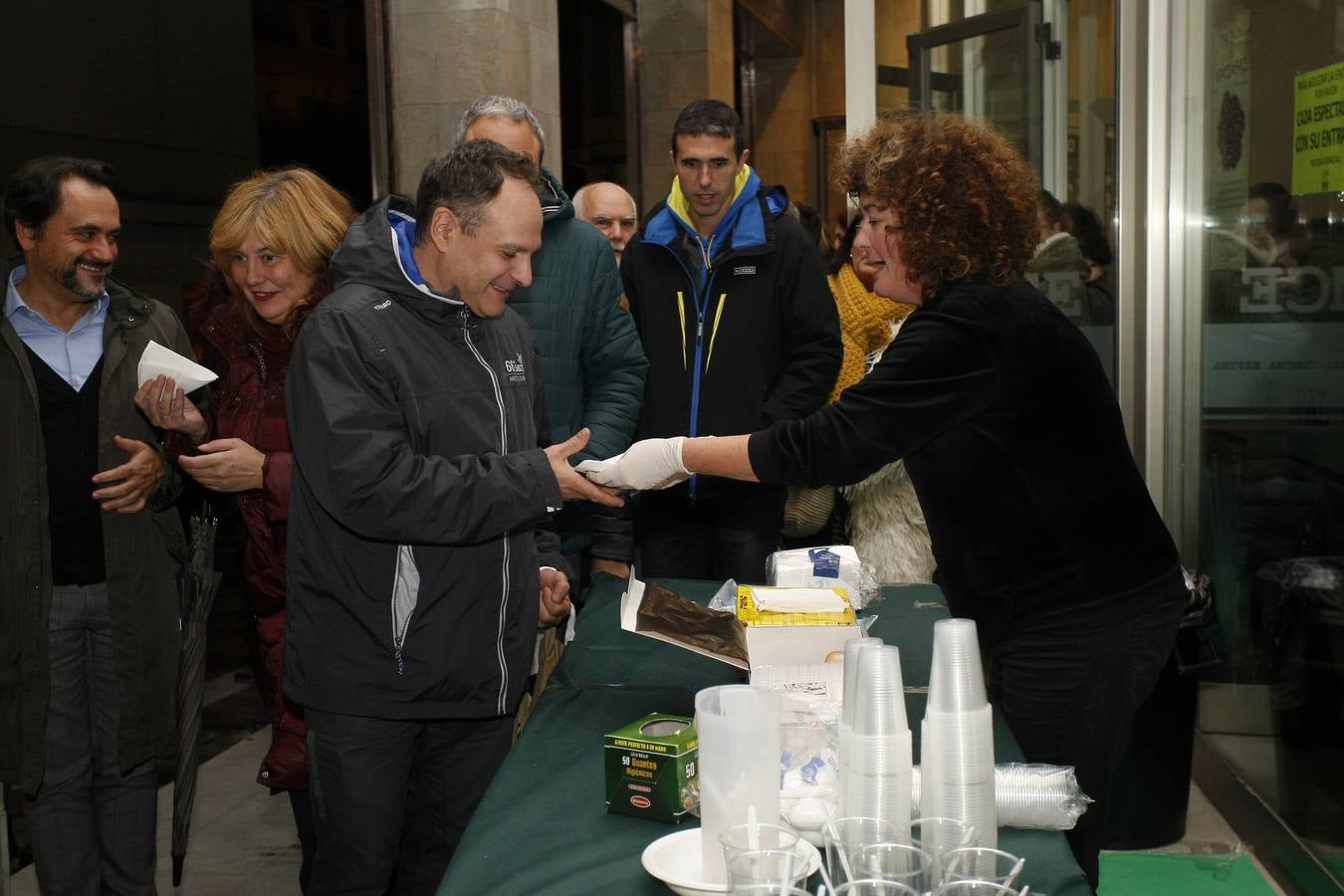 Como es tradición en Torrelavega, anoche, 31 de noviembre, el público se volvió a congregar para disfrutar de una representación del Don Juan de Noviembre, esta vez, a cargo de la Machina Teatro que ofreció una versión dirigida por Rosa Casuso.En esta ocasión, la puesta en escena fue en el TMCE, debido a la lluvia, con la peculiaridad de que Don Juan fue interpretado por una mujer, Patricia Cercas.