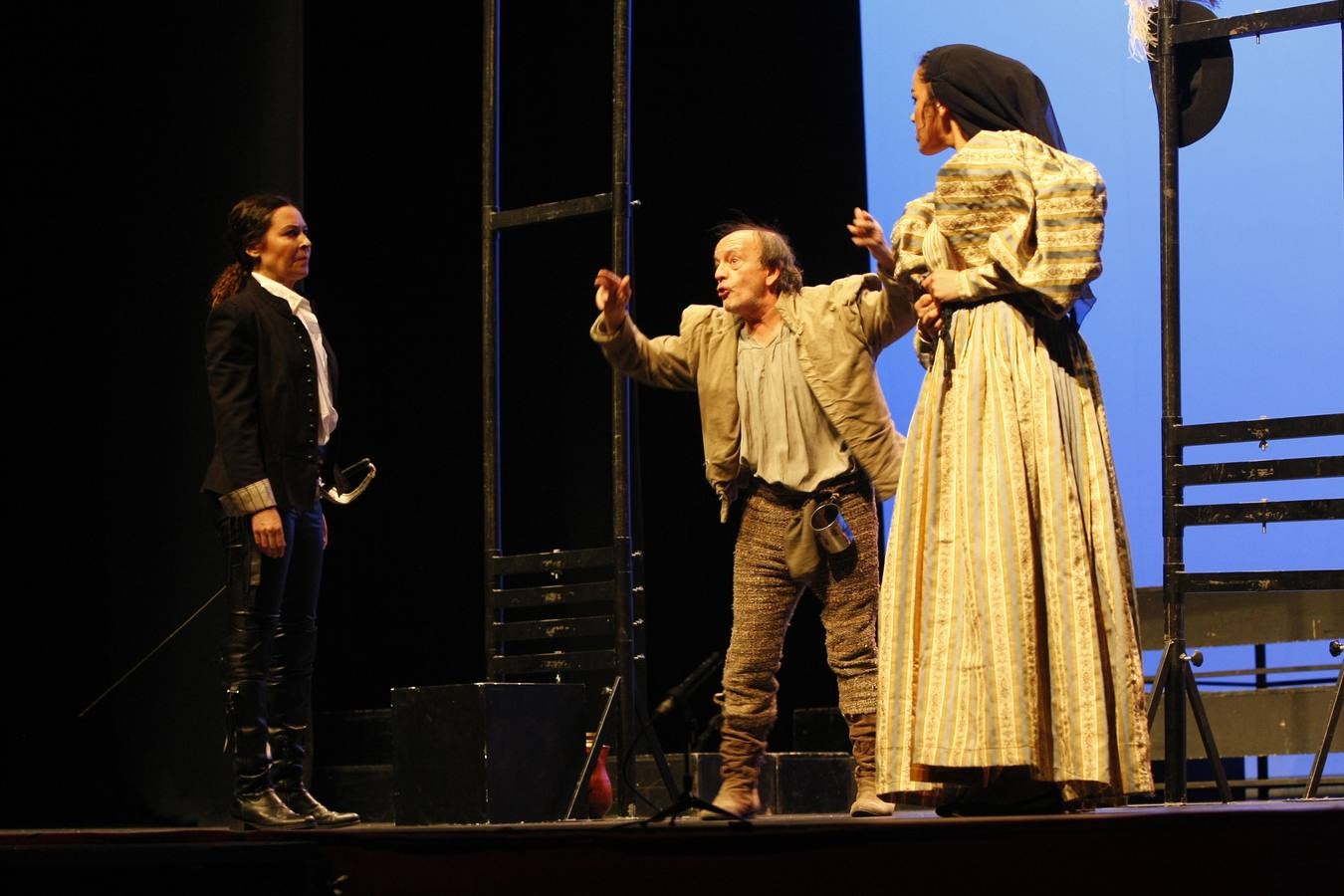 Como es tradición en Torrelavega, anoche, 31 de noviembre, el público se volvió a congregar para disfrutar de una representación del Don Juan de Noviembre, esta vez, a cargo de la Machina Teatro que ofreció una versión dirigida por Rosa Casuso.En esta ocasión, la puesta en escena fue en el TMCE, debido a la lluvia, con la peculiaridad de que Don Juan fue interpretado por una mujer, Patricia Cercas.