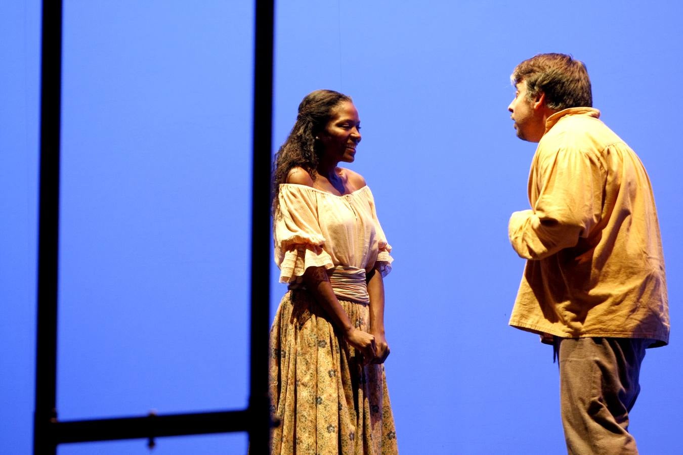 Como es tradición en Torrelavega, anoche, 31 de noviembre, el público se volvió a congregar para disfrutar de una representación del Don Juan de Noviembre, esta vez, a cargo de la Machina Teatro que ofreció una versión dirigida por Rosa Casuso.En esta ocasión, la puesta en escena fue en el TMCE, debido a la lluvia, con la peculiaridad de que Don Juan fue interpretado por una mujer, Patricia Cercas.