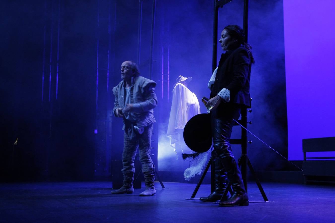 Como es tradición en Torrelavega, anoche, 31 de noviembre, el público se volvió a congregar para disfrutar de una representación del Don Juan de Noviembre, esta vez, a cargo de la Machina Teatro que ofreció una versión dirigida por Rosa Casuso.En esta ocasión, la puesta en escena fue en el TMCE, debido a la lluvia, con la peculiaridad de que Don Juan fue interpretado por una mujer, Patricia Cercas.