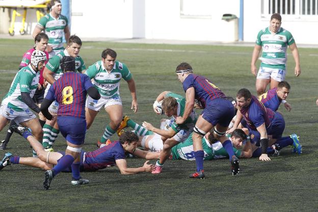 Aldo Cornejo lleva el oval en el partido del pasado domingo ante el Barcelona en San Román. Los verdes cayeron por 24-32.