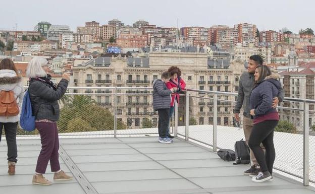 Turistas se hacen fotografías en la terraza superior del Centro Botín, en Santander. 