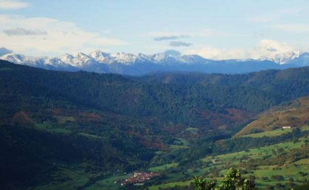 Vistas desde Cueto Moroso: Al O, el Valle de Cieza con el fondo de las sierras del Cordel, Peña Sagra y los Picos de Europa.