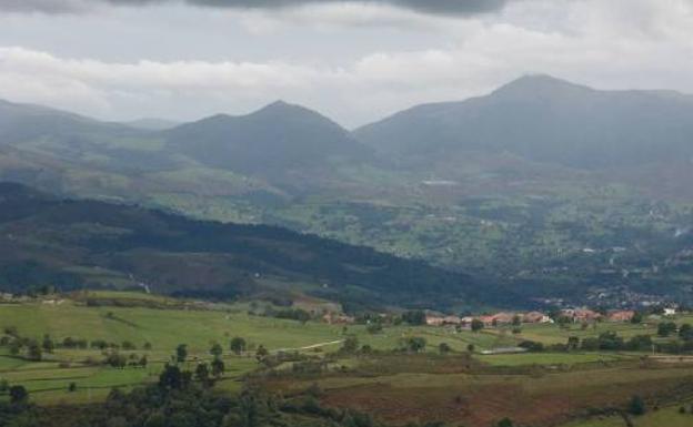 Vistas desde Cueto Moroso: Al S, El Valle de Iguña, con los picos Ureño (centro) y Jano (derecha).