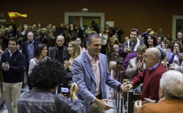 Javier Ortega Smith saluda a los asistentes al acto.