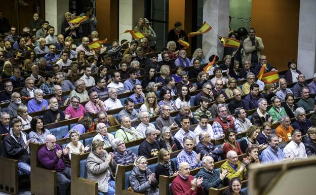 La sala se quedó pequeña ante la afluencia de gente al acto.