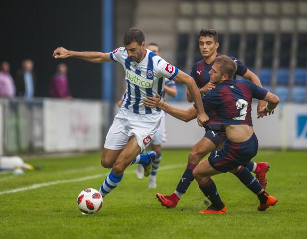 El gimnástica Carlos Cagigas se escapa de dos rivales durante un partido en El Malecón.