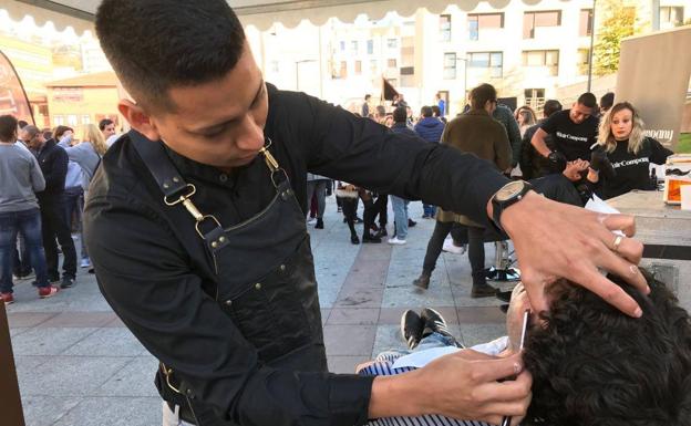 Durante toda la mañana ha habido afeitados solidarios en la plaza Poveda de Tetuán.