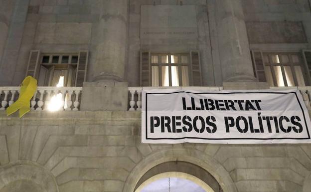 Imagen de archivo del Palau de la Generalitat, con una pancarta que pide la libertad para los políticos encarcelados.