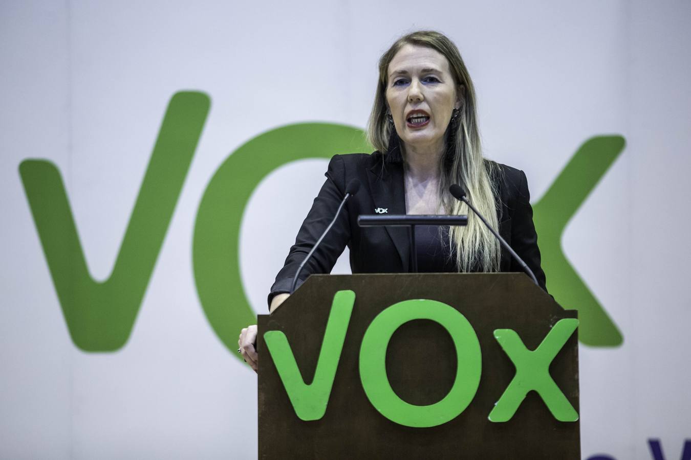 Fotos: Vox llena el Paraninfo de la UC en una acto protagonizado por Javier Ortega Smith