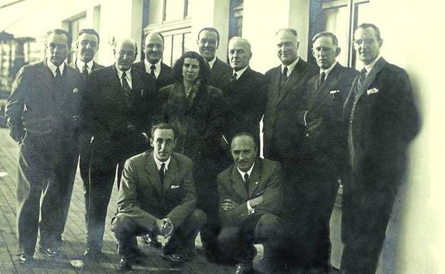 ristina Gonzalo, en el centro, posa con otros compañeros arquitectos en el Club Marítimo de Santander. La foto fue tomada en el año 1947, posiblemente con motivo de la fiesta colegial. 