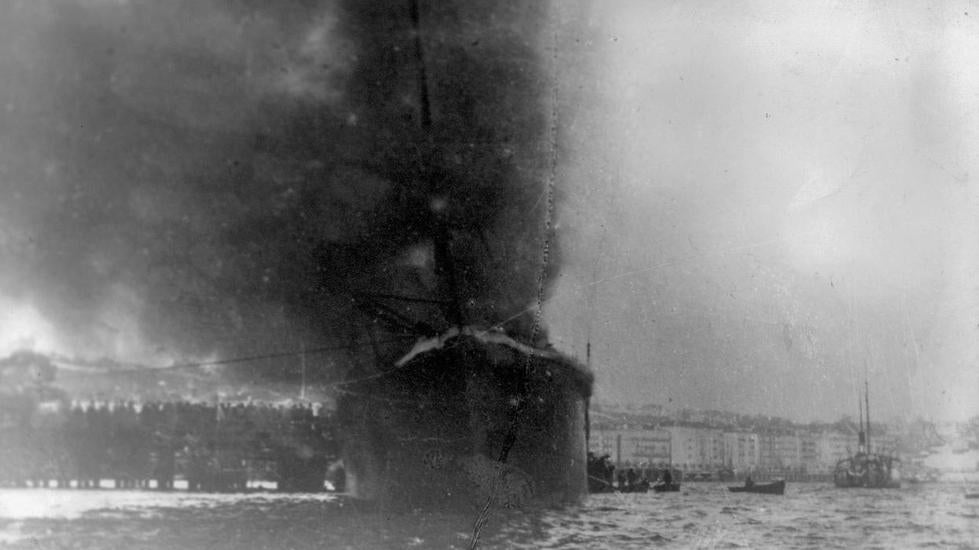 El vapor 'Cabo Machichaco' arde momentos antes de estallar en el Muelle del Almirante. 