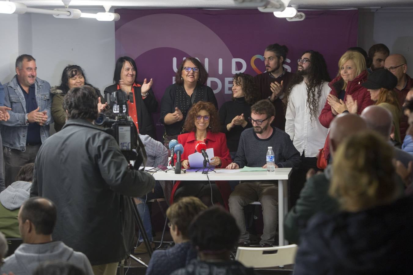 La secretaria general de Podemos Cantabria se presenta publicamente entre abrazos y aplausos en la sede del partido