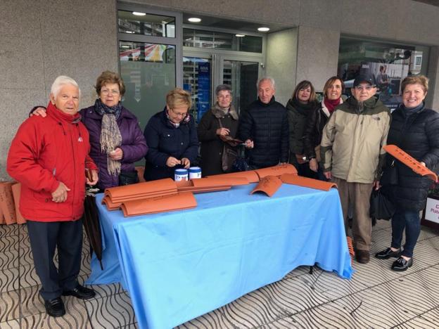 Varios integrantes de la Parroquia de Santa María salieron el pasado fin de semana para vender tejas y recaudar fondos para reparar el tejado del templo. 