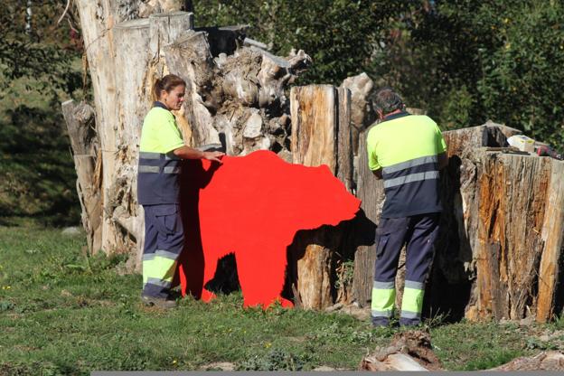 Los operarios municipales ultiman la decoración del anfiteatro de madera.