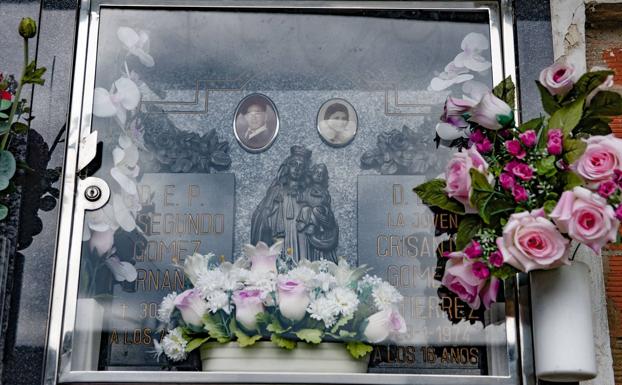 Nicho en el que descansan los restos de Crisanta y de su padre, Segundo, en el cementerio de Silió.