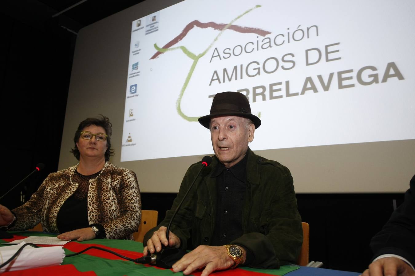 Fotos: El expresidente regional, Juan Hormaechea, invitado por la asociación Amigos de Torrelavega