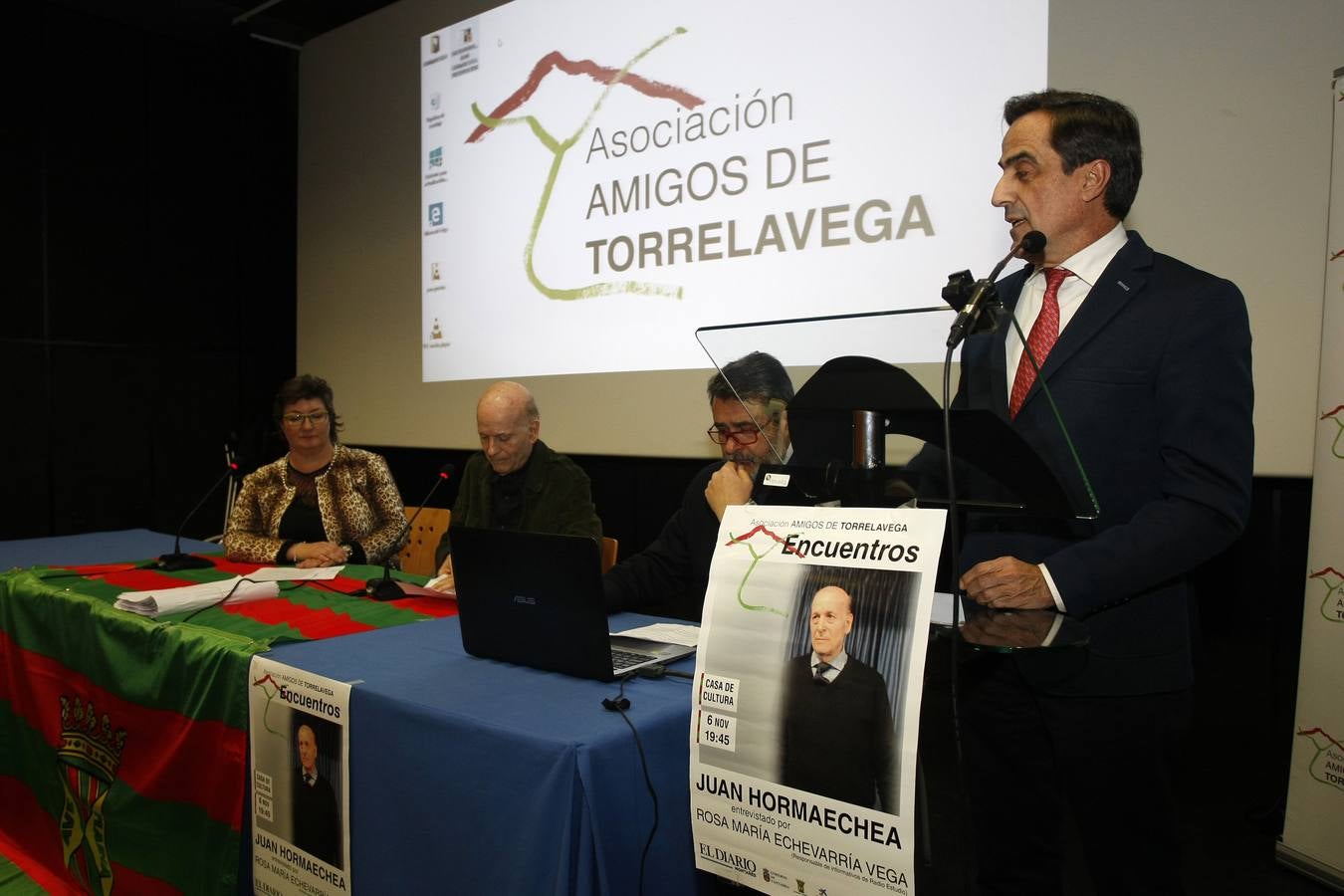 Fotos: El expresidente regional, Juan Hormaechea, invitado por la asociación Amigos de Torrelavega