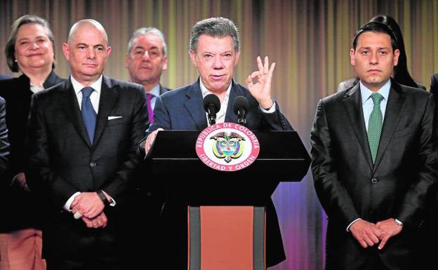 El presidente de Colombia, Juan Manuel Santos (c), habla junto a miembros de su gabinete ministerial hoy, martes 30 de agosto de 2016. 