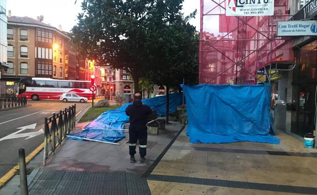 La lona de un andamio, desplomada en Torrelavega, en el cruce de Cuatro Caminos.