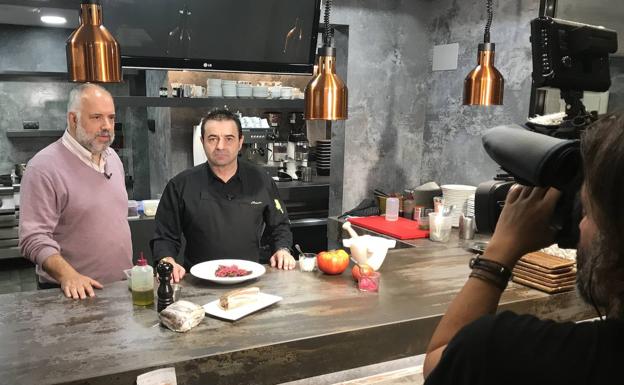 El redactor jefe de El Diario y responsable de Cantabria en la Mesa, José Luis Pérez, charla con el chef cántabro Nacho Basurto sobre las particularidades de la carne tudanca.